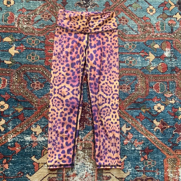 Kids Teeki Awaken Hot Pant Yoga Legging NWOT Size Small - Picture 1 of 5